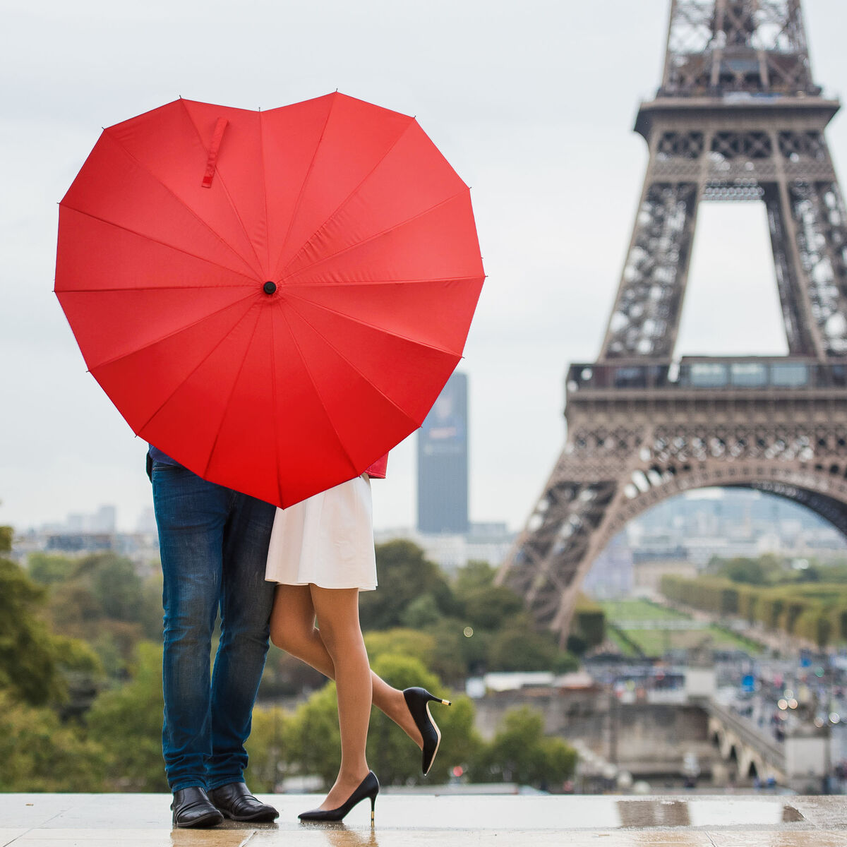 Влюбленные и башня. Париж романтика. Париж любовь. Париж город влюбленных. Влюбленные в Париже.
