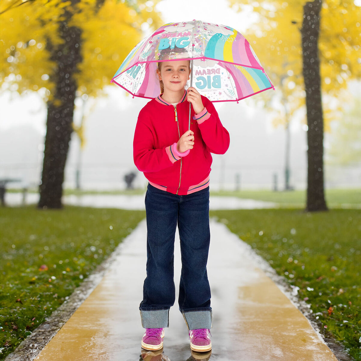 Parapluie de couleur arc-en-ciel avec pluie et nuages, saison des pluies, tempête de pluie